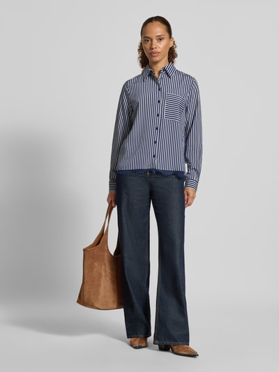 Vrouwenmodel draagt Regular Fit Hemdbluse aus Viskose-Mix van Milano Italy met strepen, met kant, borstzak, overhemdkraag, Met lange mouwen, ruglengte maat 36 56 cm, mouwlengte maat 36 63 cm, Ganzkörperansicht van voren.