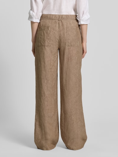 Männermodel trägt Leinenhose mit Bindegürtel Modell 'Chiara' von MAC z lnu, krój wide fit, wpuszczane kieszenie, brązowy, długość wewnętrzna nogawki 84 cm, szerokość w rozmiarze 36/32: 40 cm, widok całej sylwetki od tyłu