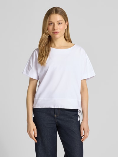 Frauenmodel trägt T-Shirt mit Kordelzug Modell 'Sarzi' von OPUS, reine Baumwolle, weiß, Loose Fit, Rundhalsausschnitt, Ganzkörperansicht von vorne.
