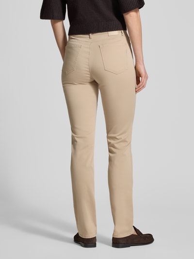 Frauenmodel trägt Flared Fit Jeans mit Lyocell-Anteil Modell 'Mary' von Brax in Beige, 5-Pocket-Design, Ganzkörperansicht Rückansicht.