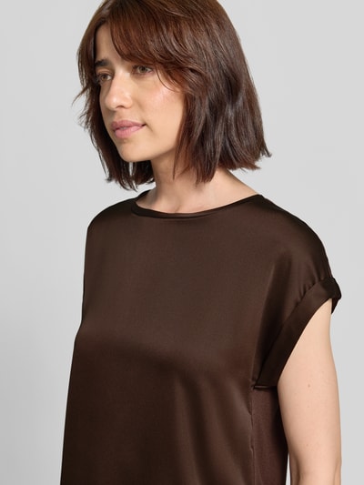 Frauenmodel trägt T-Shirt aus Satin mit Rundhalsausschnitt Modell 'ELLETTE' von VILA in Braun, glatte Oberfläche, Nahaufnahme Oberkörper.
