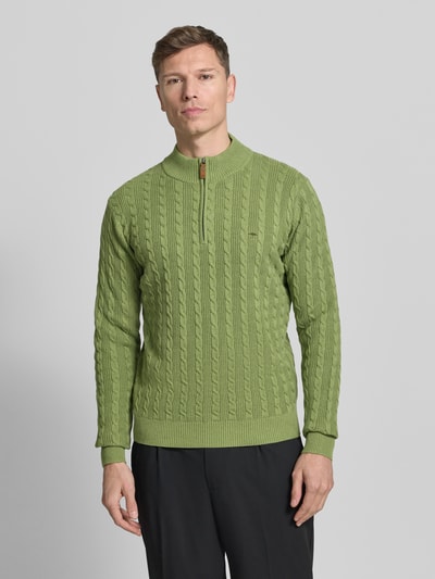 Männermodel trägt Strickpullover mit kurzem Reißverschluss van Fynch-Hatton, groene katoen, regular fit, ribboorden, voorkant, opname halflichaam.