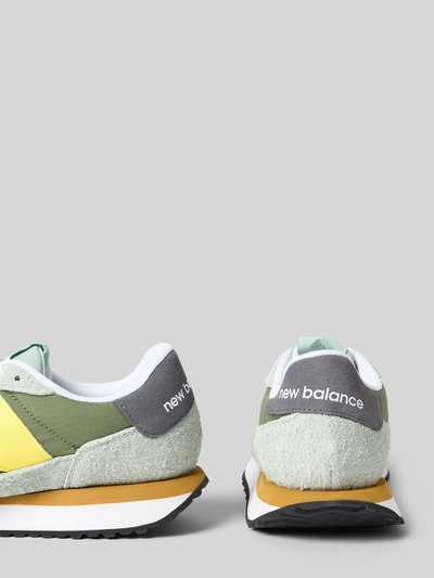 Produktfoto, Sneaker mit echtem Leder von New Balance in Grün, Gelb und Grau mit weißer Sohle, sportliche Texturen, Herren Sneaker