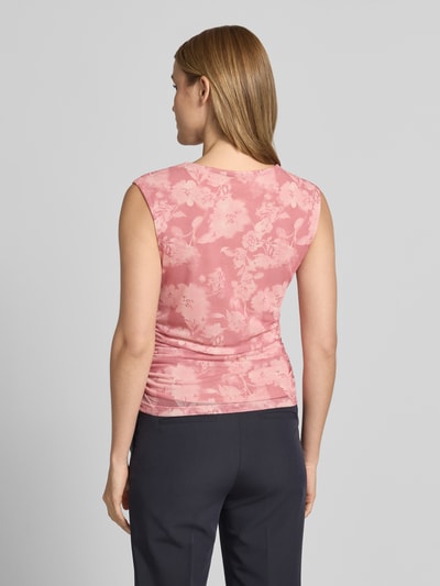 Frauenmodel trägt T-Shirt mit Raffungen und Rundhalsausschnitt von Jake*s Collection, Material-Mix mit Stretch-Anteil, körpernaher Schnitt, florales Muster, Rückenlänge bei Größe 38: 62 cm, Ganzkörperansicht Rückansicht.