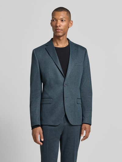 Männermodel trägt Slim Fit Sakko mit Lyocell-Anteil Modell 'Nick' von Zuitable in Blau mit Reverskragen und Pattentaschen, Ganzkörperansicht von vorne. Material-Mix, integriertes Einstecktuch, Knopfleiste, Brusttasche.