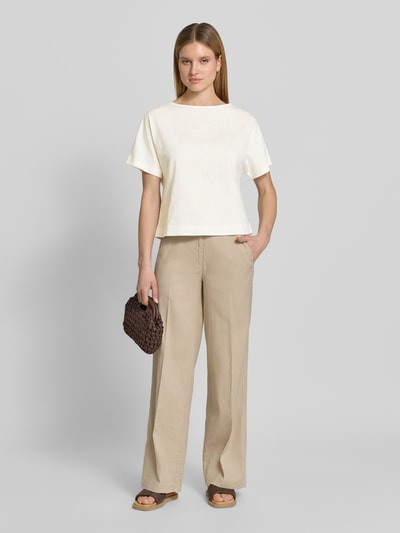Frauenmodel trägt T-Shirt mit Strukturmuster und U-Boot-Ausschnitt von Zero aus Reine Baumwolle im Loose-Fit, Ganzkörperansicht von vorne.