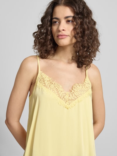Frauenmodel trägt Relaxed Fit Top mit Spitzenbesatz Modell 'Tami' von OH APRIL aus Satin mit Spaghetti-Trägern, Nahaufnahme Oberkörper.