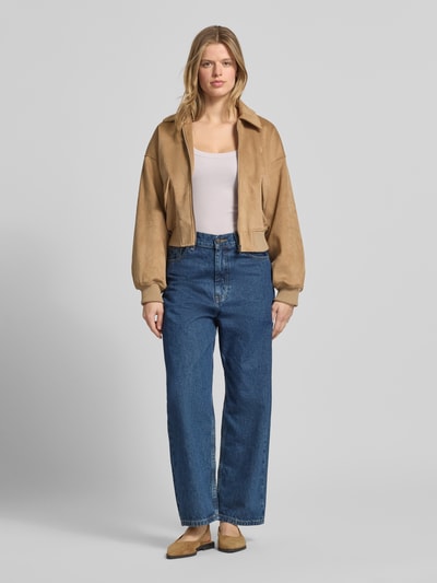 Vrouwenmodel draagt Trägertop in Ripp-Optik van Gina Tricot, mix van katoen en elastaan, slim fit, riblook, ronde hals, ruglengte maat S 35 cm, Ganzkörperansicht van voren.