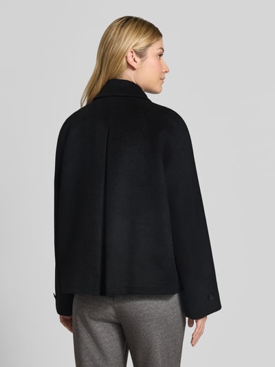 Frauenmodel trägt Jacke mit Woll-Anteil von Christian Berg Woman Selection in Schwarz, Material-Mix, Rückenansicht, Ganzkörperansicht Rückansicht.