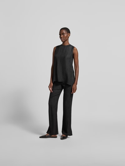 Frauenmodel trägt Relaxed Fit Top aus Viskose-Mix von Anine Bing, Schwarz, Strukturmuster, Rundhalsausschnitt, Ärmelloses-Design, Ganzkörperansicht von vorne. Rückenlänge bei Größe S: 68 cm.