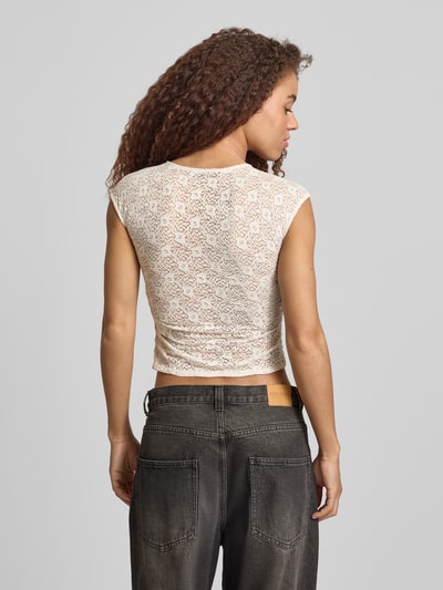 Frauenmodel trägt T-Shirt aus Spitze mit Raffung an der Seitennaht von REVIEW in Creme, elastischer Material-Mix, Ganzkörperansicht Rückansicht.