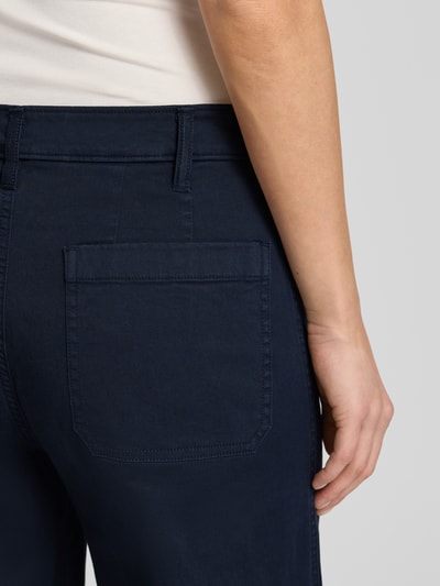 Frauenmodel trägt Regular Fit Culotte aus Baumwoll-Mix von Lauren Ralph Lauren in Dunkelblau, unifarben, Detailaufnahme Rückansicht.