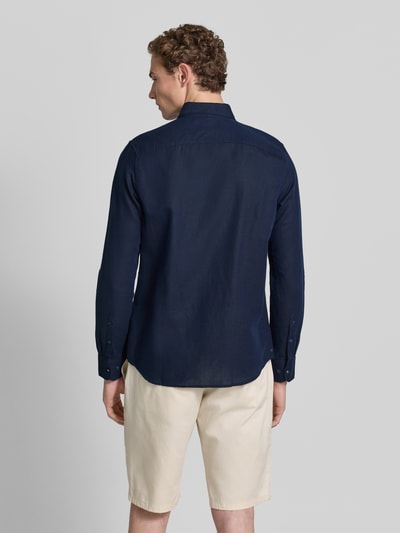Männermodel trägt Regular Fit Freizeithemd aus Leinen-Baumwoll-Mix von Lerros in Dunkelblau mit Button-Down-Kragen, Knopfleiste, Rückenlänge 75 cm, Schulterbreite 43 cm, Ärmellänge 69 cm, Ganzkörperansicht Rückansicht.