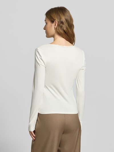 Frauenmodel trägt Slim Fit Langarmshirt aus Viskose-Mix Modell 'SINI' von Only in Unifarbe, Spitze, Rückansicht Ganzkörperansicht.