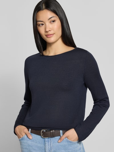 Frauenmodel trägt Regular Fit Pullover aus reiner Schurwolle von Marc O'Polo in Dunkelblau, feine Struktur, Nahaufnahme Oberkörper, Damen Pullover von Marc O'Polo
