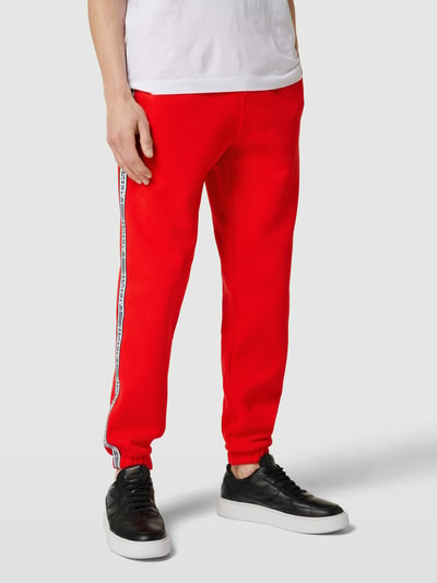 Lacoste Spodnie dresowe z wyhaftowanym logo model ‘TAPE PANT’ Jasnoczerwony 4