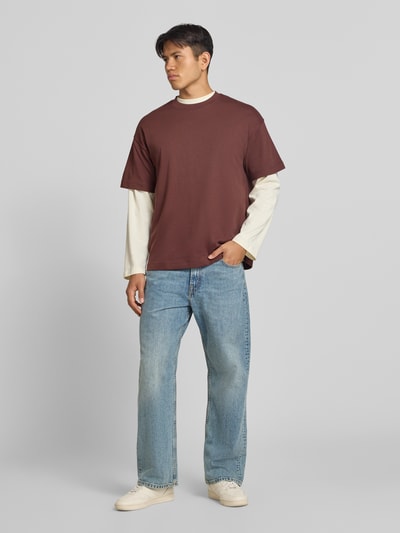 Männermodel trägt Straight Fit Jeans mit Woll-Anteil Modell 'Classic' von JACK & JONES in Hellblau, Baumwoll-Mix, 5-Pocket-Design, Ganzkörperansicht von vorne.