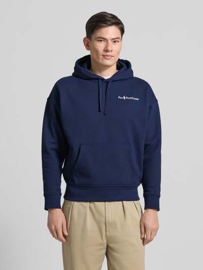 Männermodel trägt Relaxed Fit Hoodie mit Label-Stitching und Känguru-Tasche van Polo Ralph Lauren, marineblauw, katoenmix, Ganzkörperansicht von vorne.