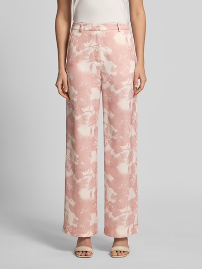 Frauenmodel trägt Stoffhose mit französischen Eingrifftaschen von Jake*s Collection, floraler Allover-Print in Rosa, Ganzkörperansicht von vorne.