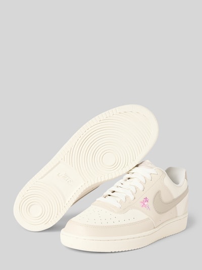 Produktfoto, Sneaker mit Blumen-Applikation Modell 'LO' von Nike in cremeweiß mit leicht rosa Akzent, glatte Lederstruktur, Damen Sneaker von Nike