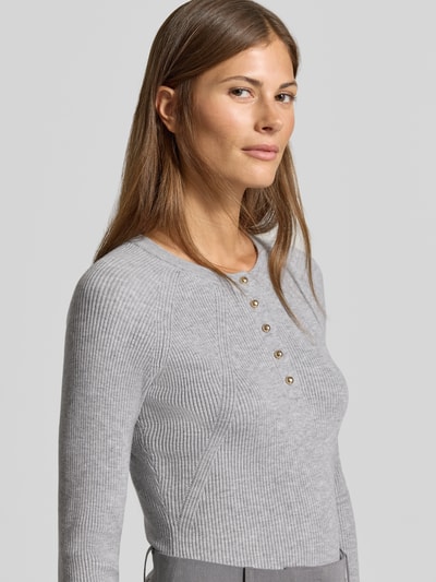 Frauenmodel trägt Slim Fit Longsleeve aus Strick-Optik von MYON, jasnoszary, krój slim fit, imitacja dzianiny, listwa guzikowa, okrągły dekolt, Długość tyłu w rozmiarze 36: 60 cm, Długość rękawów w rozmiarze 36: 66 cm, Nahaufnahme Oberkörper.