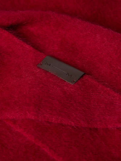 Produktfoto, Schal aus Lama-Mix mit Kaschmir-Anteil Modell 'Palo' von MM by Max Mara, dreieckige Passform, rote Strick-Optik, Detailaufnahme