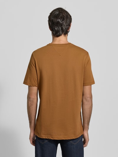 Männermodel trägt Regular Fit T-Shirt aus reiner Baumwolle von Tommy Hilfiger in Optik: Unifarben, Ganzkörperansicht Rückansicht.
