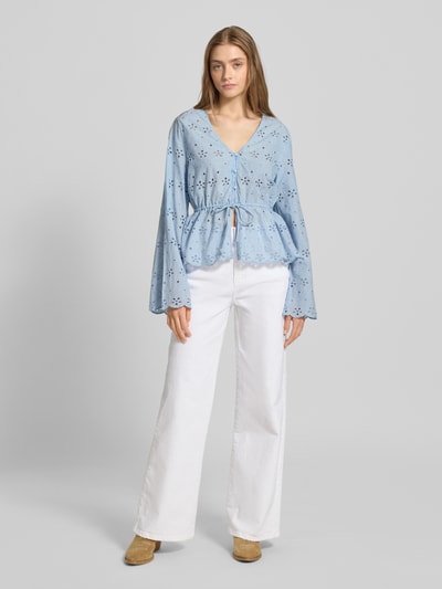 Pieces Regular Fit Langarmbluse mit Lochstickerei Modell 'ARMORINE' Hellblau 1