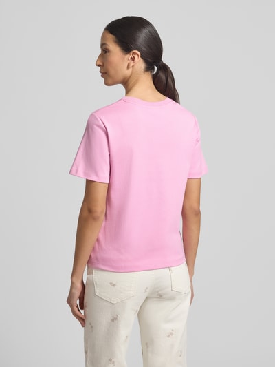 Frauenmodel trägt Basic T-Shirt mit Rundhalsausschnitt von Christian Berg Woman in Rosa, unifarben, reine Baumwolle, Ganzkörperansicht Rückansicht.