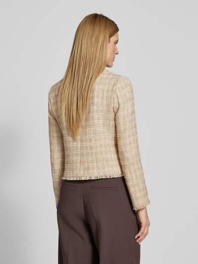 Frauenmodel trägt Regular Fit Blazer mit Fransen Modell 'Julice' von JOOP!, beige strukturierter Material-Mix, Rückenansicht, Ganzkörperansicht Rückansicht