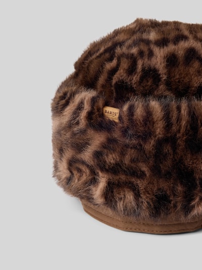 Produktfoto, Mütze mit breitem Umschlag Modell 'CHERRYBUSH' von Barts in brauner Felloptik mit Leopardenmuster und weicher Textur