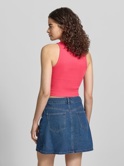 Frauenmodel trägt Slim Fit Top aus Baumwoll-Mix Modell 'SHELLY' von Only in Optik: Unifarben, Feinripp, Rückansicht Ganzkörperansicht.