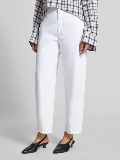 Frauenmodel trägt weiße Barrel Fit Jeans-Culotte aus Baumwoll-Elasthan-Mix Modell 'HANNI' von Raffaello Rossi mit 5-Pocket-Design, Knopf-Reißverschluss und 7/8-Länge, Ganzkörperansicht von vorne.