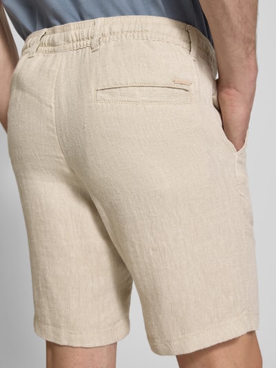 Mannenmodel draagt korte broek van materiaalmix met katoen, regular fit, model 'STACE MYKONOS' van Jack & Jones, detailopname rugaanzicht.