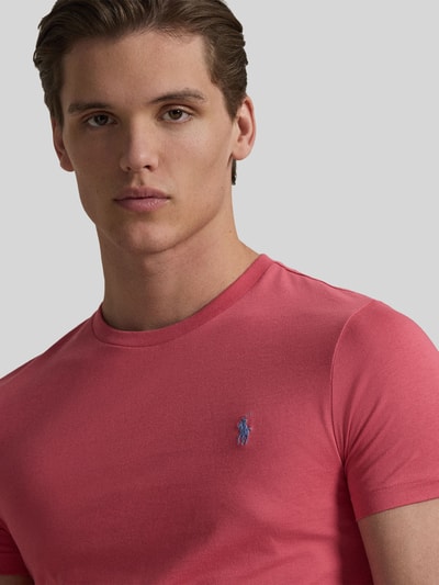 Männermodel trägt Regular Fit T-Shirt aus reiner Baumwolle von Polo Ralph Lauren in Unifarbe mit Logo-Stitching, Nahaufnahme Oberkörper.