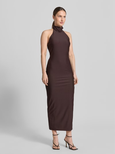 Kobiece modelka nosi Slim Fit Abendkleid mit Stehkragen od Laona, krój slim fit, długość do ziemi, wszyty zamek błyskawiczny, wiązanie na szyi, długość tyłu w rozmiarze 36: 145 cm, szerokość w rozmiarze 36: 38 cm, brązowy kolor, gładka faktura, widok całej sylwetki z przodu