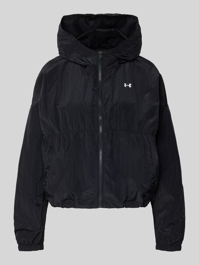 Produktfoto, schwarze Jacke mit Kapuze und Logo von Under Armour, Reißverschluss, strukturierte Oberfläche, Regular Fit, Damenmodell
