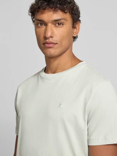 Männermodel trägt T-Shirt mit Label-Stitching von Lerros in heller Farbe, Reine Baumwolle, Regular-Fit, Nahaufnahme Oberkörper.