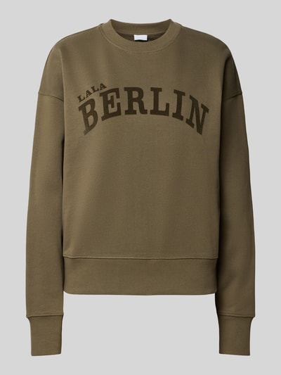 Produktfoto, Sweatshirt mit Label-Print von Lala Berlin aus reiner Baumwolle in Olivgrün, lockerer Schnitt, Rundhalsausschnitt, gerippte Abschlüsse