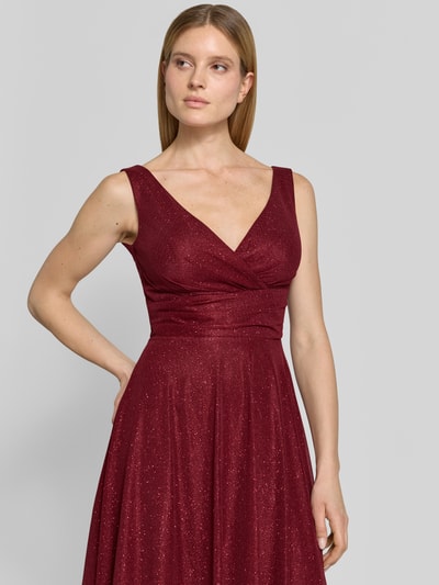 Kobiece modelka nosi Knielanges Cocktailkleid mit V-Ausschnitt od TROYDEN COLLECTION, szyfon, taliowany krój, długość do kolan, dekolt w serek, szerokie ramiączka, dekolt na plecach, zamek błyskawiczny z tyłu, długość tyłu w rozmiarze 36: 85 cm, szerokość klatki piersiowej w rozmiarze 36: 43 cm, widok na górną część ciała z przodu.
