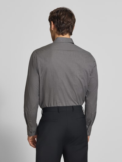 Männermodel trägt Regular Fit Business-Hemd mit Haifischkragen von Christian Berg Men in Grau, feine Textur, Ganzkörperansicht Rückansicht.