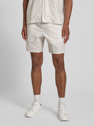 Mężczyzna nosi Regular Fit Chinoshorts aus Baumwoll-Viskose-Mix Modell 'Aop Short Tenniscourt' od Lacoste, szorty we wzory, jasne kolory, tekstura gładka, Herren Chinoshorts von Lacoste. Całkowity widok z przodu.