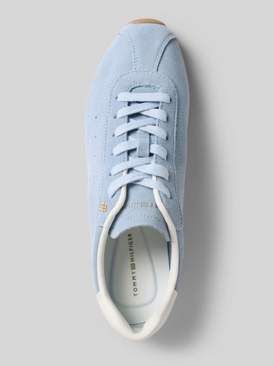 Produktfoto, Low Top Sneaker aus reinem Rindsleder von Tommy Hilfiger w jasnoniebieskim kolorze, zaokrąglony czubek, płaski obcas, logo, sznurowane, matowe zamszowe wykończenie, strukturyzowana podeszwa