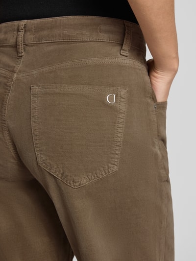 Vrouwenmodel draagt Barrel Fit corduroy broek uit pure katoen model 'ELIN' van CAMBIO, Dames corduroy broek, detailopname achterzijde.