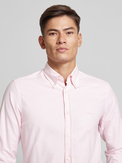 BOSS Orange Koszula casualowa o kroju regular fit z kołnierzykiem typu button down model ‘Rickert’ Różowy 3