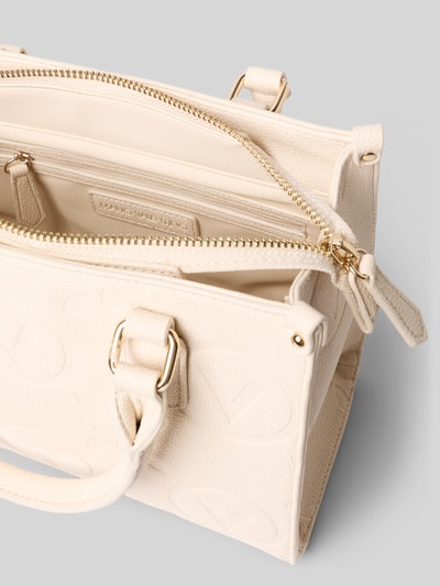 Produktfoto, Shopping Bag in Leder-Optik Modell 'Samba' von VALENTINO BAGS, Beige mit Logo-Prägung, Hauptfach mit Reißverschluss, abnehmbarer Schulterriemen, rechteckige Form, strukturierte Oberfläche, Maße ca. 23x20x9 cm