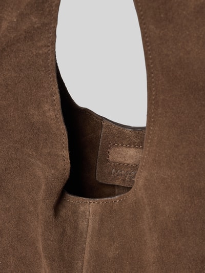 Produktfoto, Hobo Bag aus echtem Leder Modell 'Sack Bag' von MANGO, braunes Wildleder, sichtbarer Label-Patch innen, Nahaufnahme Textur