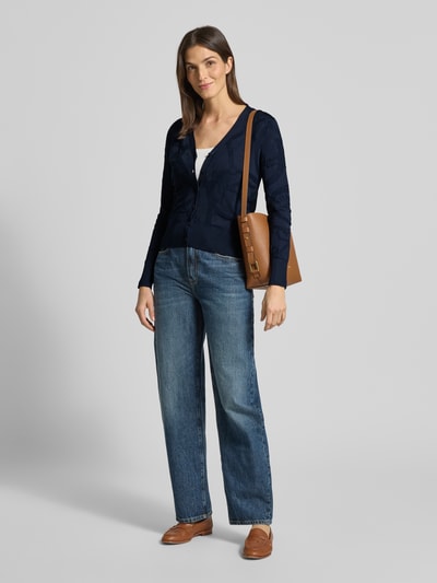 Vrouwenmodel draagt Gebreid jack met knoopsluiting Model 'DENZEL' van Lauren Ralph Lauren, mix van viscose en katoen, regular fit, ribboorden, V-hals, donkerblauw, vooraanzicht van het hele lichaam.