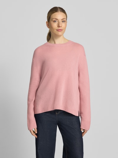 Modelka kobieca ma na sobie różowy Loose Fit Pullover aus reiner Wolle od Marc O'Polo, sweter wełniany dla kobiet, widok całej sylwetki z przodu.