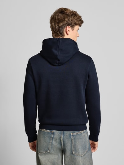 Männermodel trägt Hoodie mit Label-Print und Känguru-Tasche von Jack & Jones, dunkelblau, Baumwoll-Mix, Ganzkörperansicht Rückansicht.